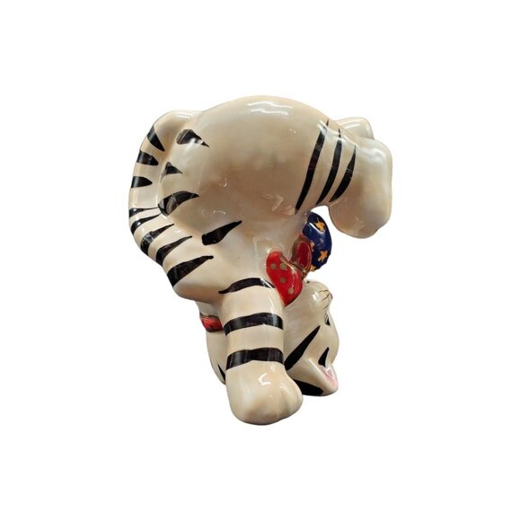 Trio Of Playful Kittens Playing with Circus Balls Porcelain Figurines - Picture 8 of 16